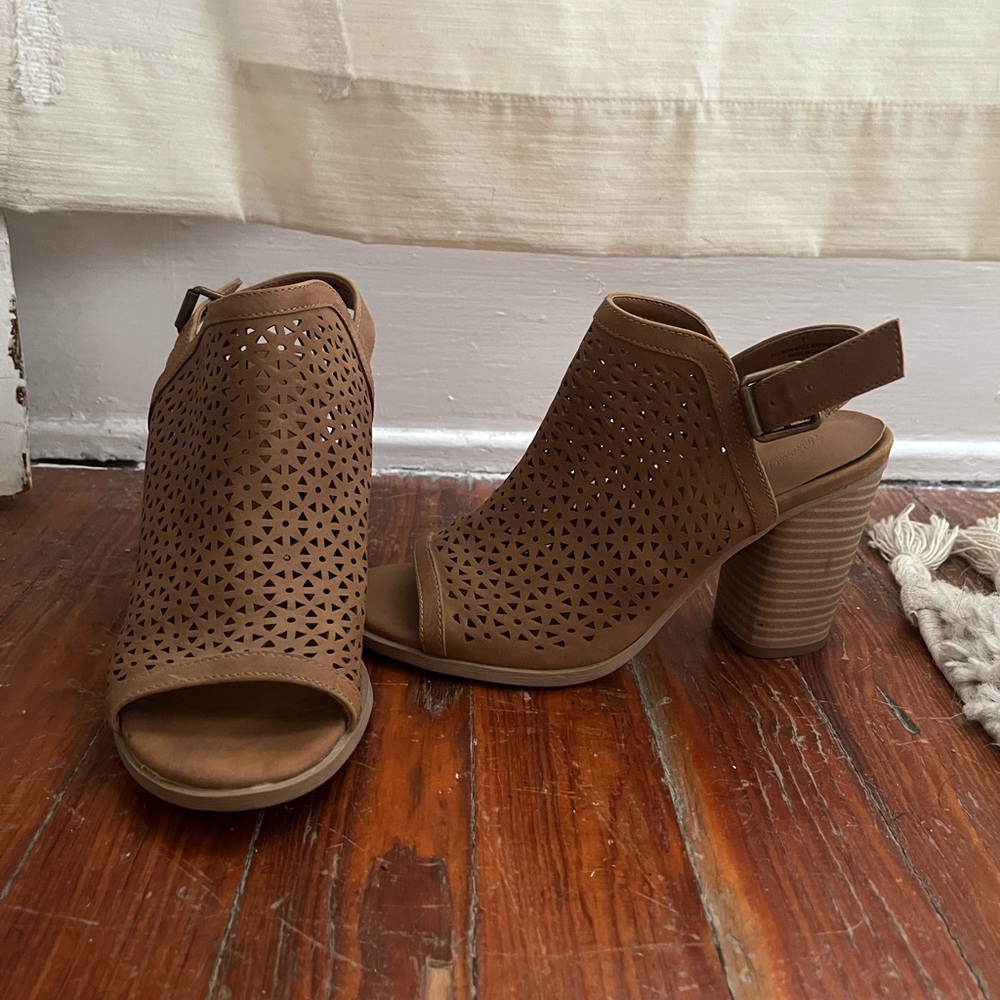 Universal Thread Tan Heeled Sandals